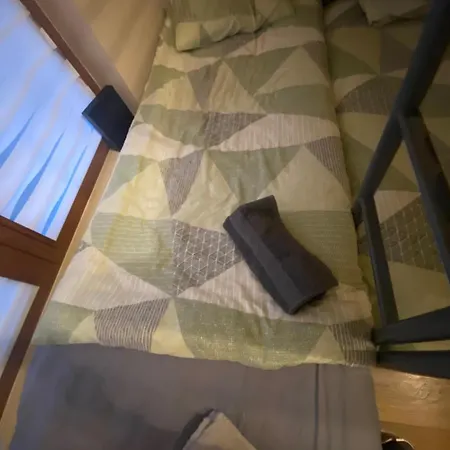 Ubytování v soukromí Airport Big With Bathroom Outside - Kitchen Only 7 Days Reservation