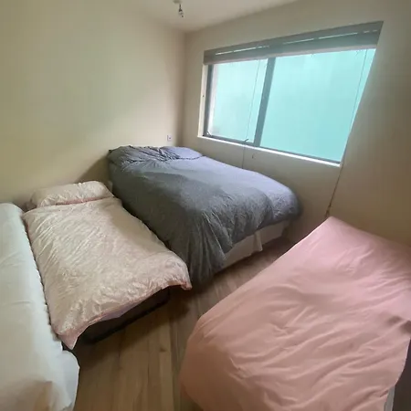 Privat bolig Airport Big With Bathroom Outside - Kitchen Only 7 Days Reservation *